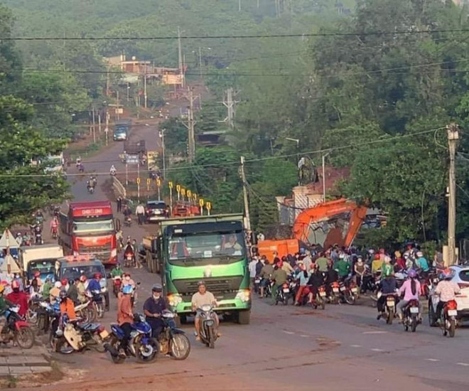 Quán ăn nơi chiếc xe tải lật làm 2 người chết, 6 người bị thương nằm ngay khúc cua và dốc