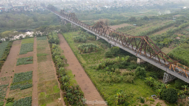 Mới đây, Thường trực Quận ủy Hoàn Kiếm có buổi làm việc với Thường trực Quận ủy Long Biên về công tác quản lý, sử dụng và phát triển khu vực bãi giữa sông Hồng thuộc địa bàn hai quận.