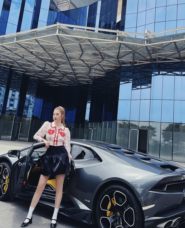 Hạnh Sino chia sẻ, cô yêu thích thương hiệu Lamborghini vì có phần giống tính cách của cô: Trẻ trung, quyến rũ nhưng bên trong mạnh mẽ