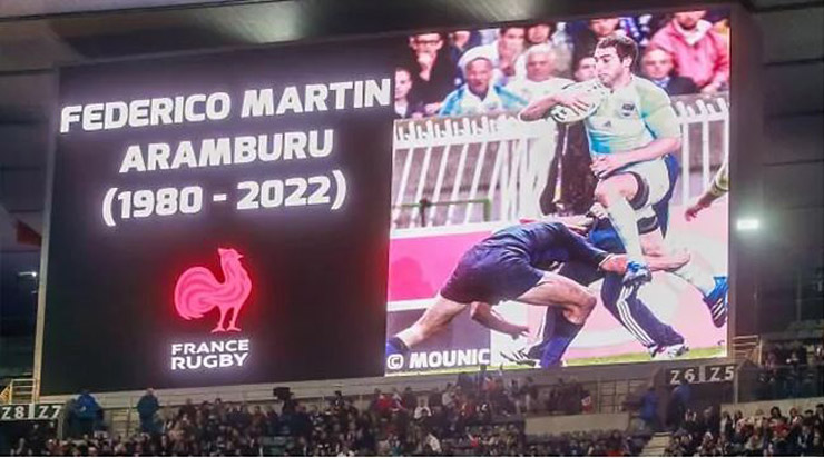 Hình ảnh tưởng nhớ Federico Martin Aramburu ở trận đấu rugby giữa ĐT Pháp và ĐT Anh hôm 20/3 tại giải rugby Six Nations