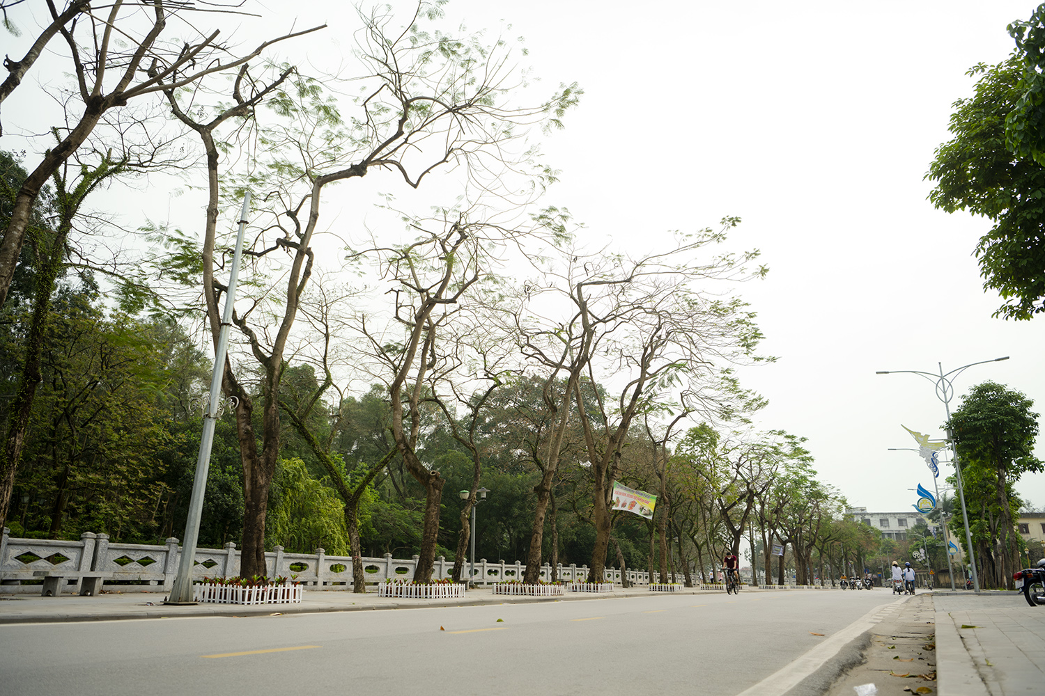 &nbsp;Hiện nay, các đơn vị thi công đã hoàn thành toàn bộ công tác chỉnh trang hè phố, sơn kẻ vạch đường các tuyến phố xung quanh Thành cổ và một số tuyến phố lân cận.