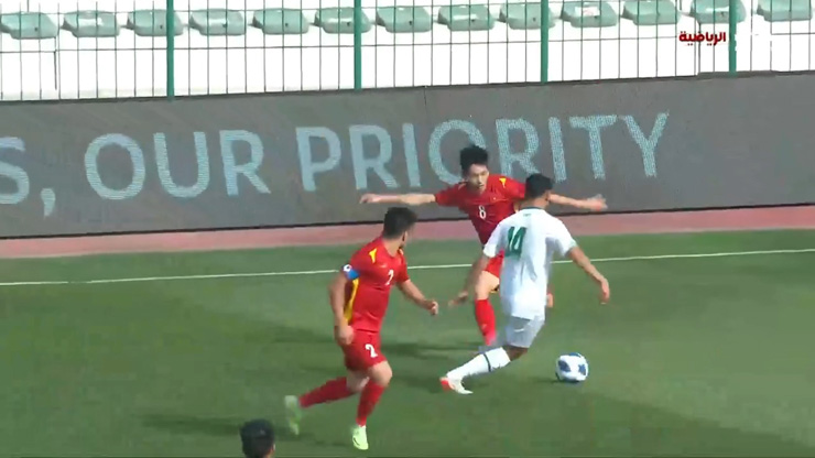 U23 Việt Nam (áo đỏ) đang nhập cuộc khá tập trung khi đối đầu U23 Iraq