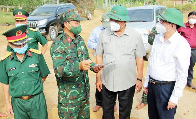 Ông Hồ Quốc Dũng, Bí thư Tỉnh ủy Bình Định (bìa phải) trực tiếp chỉ đạo, kiểm tra công tác tìm kiếm hài cốt liệt sĩ tại gò Mít. Ảnh: HP