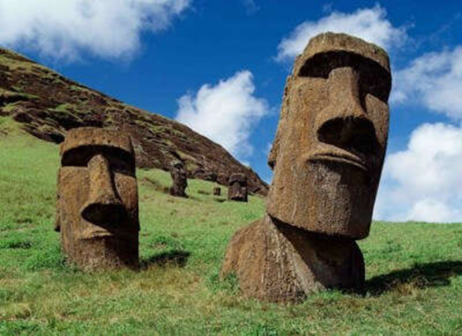 Đảo Phục sinh, Chile: Hòn đảo này ấn tượng với 887 bức tượng Moia kỳ lạ nằm rải rác khắp đảo. Những bức tượng này có kích thước khổng lồ và có thể nặng tới 14 tấn.
