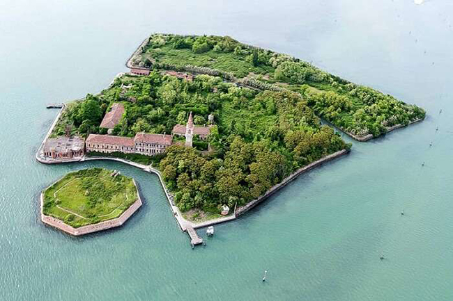 Đảo Poveglia, Ý: Đảo Poveglia là một hòn đảo nhỏ chuyên dành cho&nbsp;những người ốm yếu và bệnh tật. Vào năm 1922, một bệnh viện tâm thần đã được xây dựng trên đảo. Nhiều thí nghiệm điên rồ đã diễn ra ở đây nên mặc dù giờ đảo bị bỏ hoang nhưng hòn đảo vẫn ám ảnh nhiều người.&nbsp;
