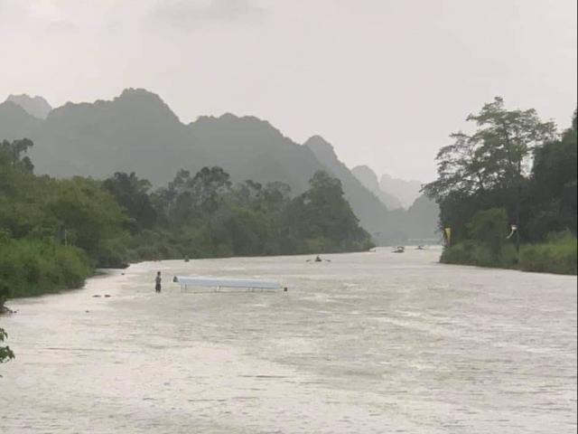 Lật đò giữa mưa lớn ở chùa Hương, 4 người chới với trong dòng nước