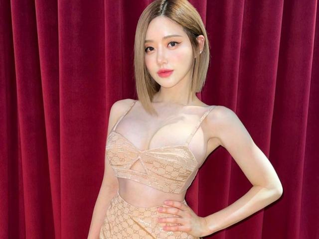 Nữ DJ Hàn Quốc mặc váy cut out ngay vòng 1 quyến rũ ”gây sốt” trên tạp chí đàn ông