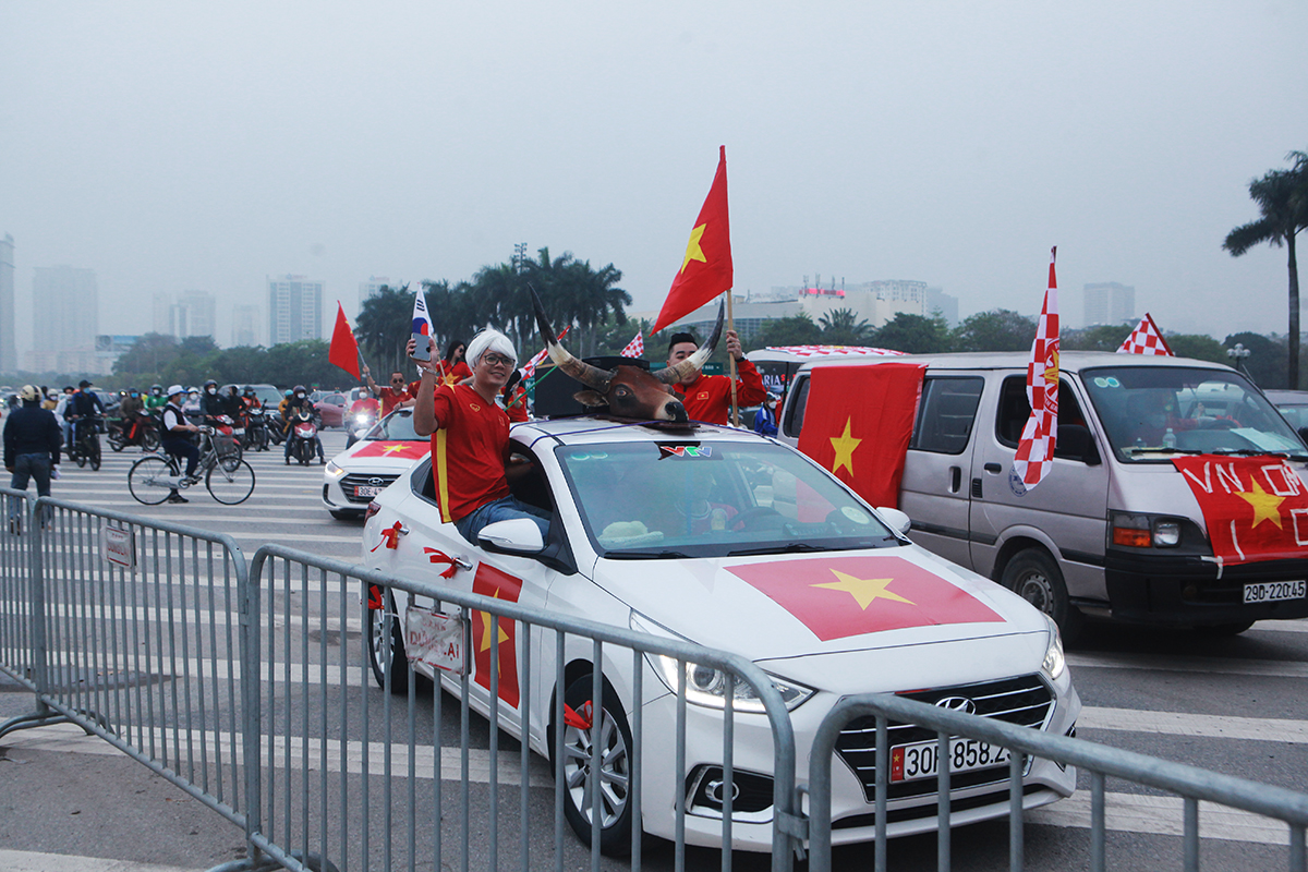 Cổ động viên “tiếp lửa” tuyển Việt Nam đấu Oman - 11