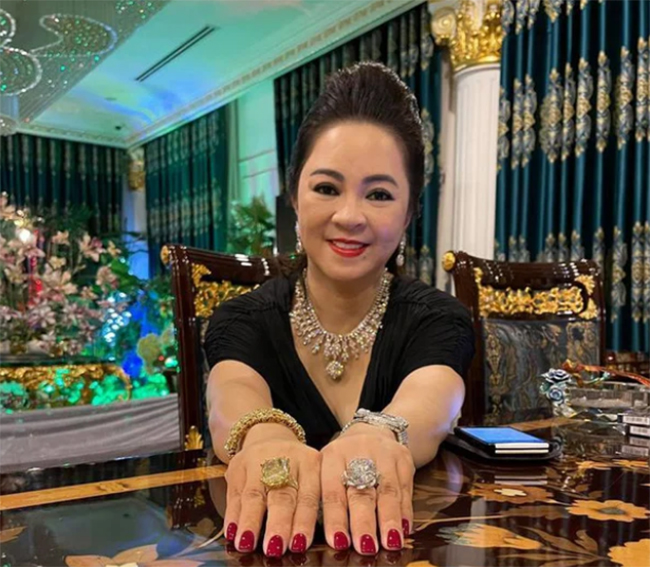 Bà Hằng khoe trang sức