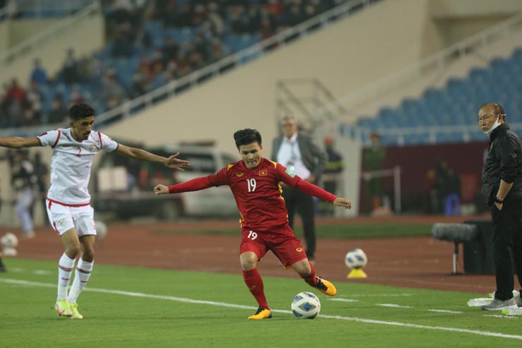 ĐT Việt Nam (áo đỏ) chơi đầy nỗ lực trước Oman