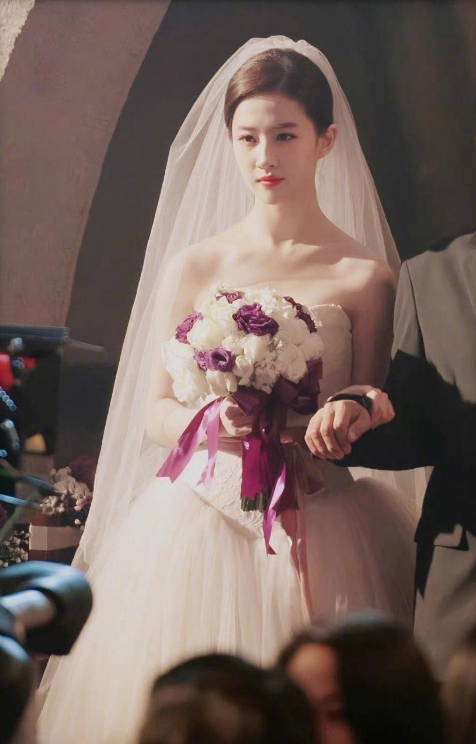 Hình ảnh mặc váy cưới của Lưu Diệc Phi bất ngờ được Weibo đăng tải.