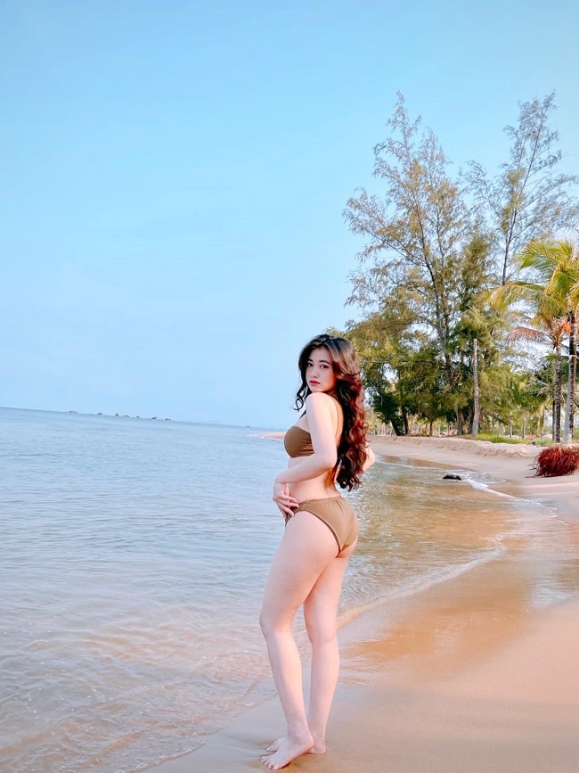 Thúy Quỳnh khoe loạt ảnh cô diện bikini tạo dáng trên bãi biển cực hút mắt.
