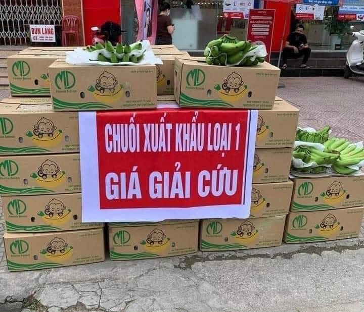 Chuối xuất khẩu quay đầu được bày bán ở lề đường với giá rẻ.