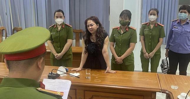 Bà Nguyễn Phương Hằng tại thời điểm cảnh sát tống đạt quyết định khởi tố bị can