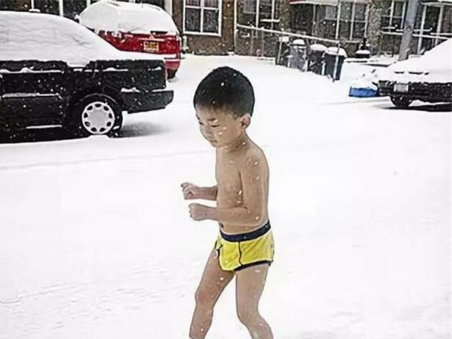 Cậu bé 4 tuổi bị bố bắt mặc mỗi quần lót chạy bộ giữa thời tiết -13 độ năm 2012 giờ ra sao?
