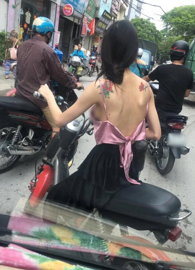 Một&nbsp;cô gái Việt mắc lỗi khi diện trang phục hở lưng nơi công cộng.
