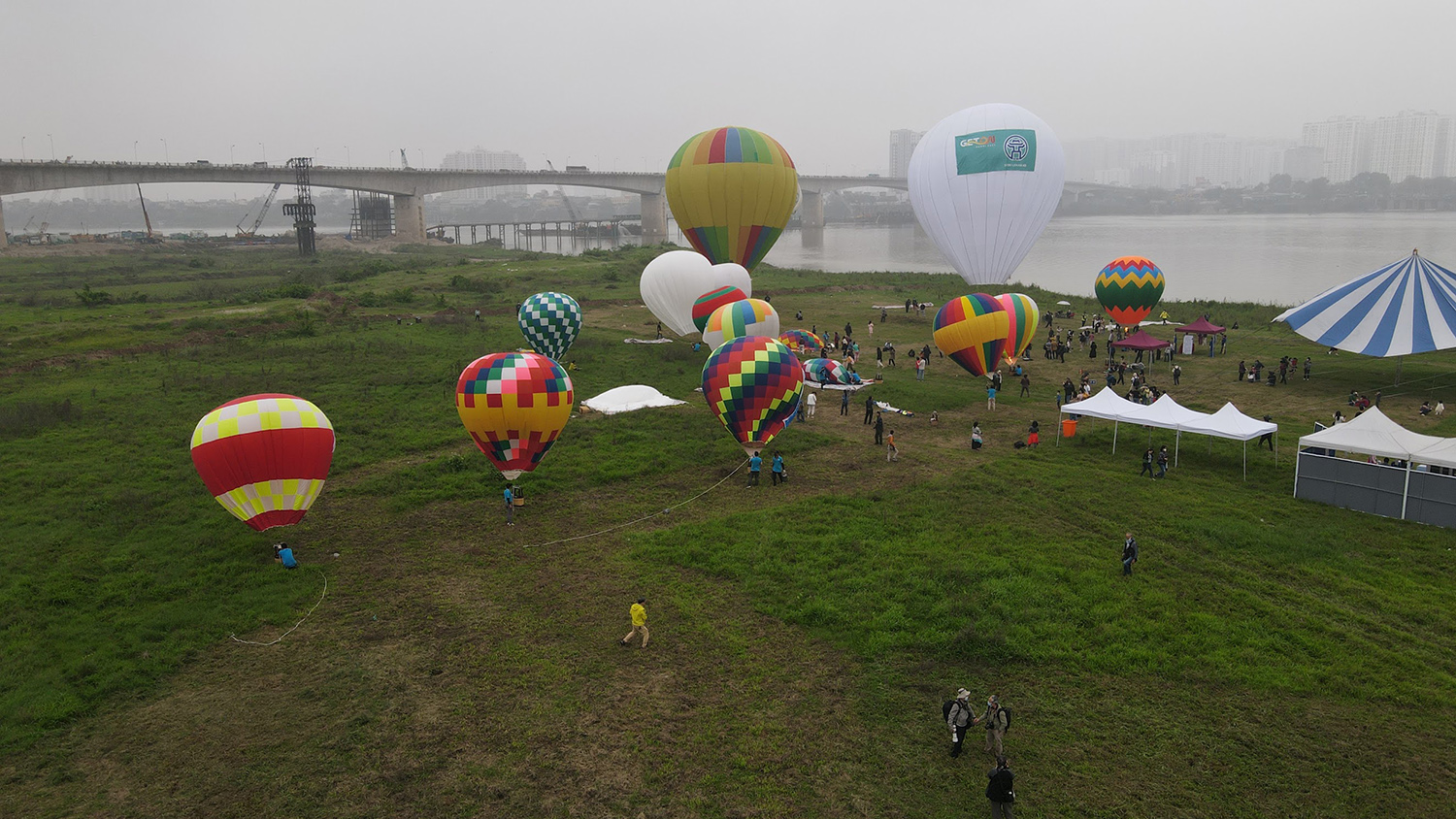 Sáng nay 25/3, tại khu vườn nhãn Long Biên ở chân cầu Vĩnh Tuy (quận Long Biên, Hà Nội) đã diễn ra ngày hội khinh khí cầu “Hà Nội muôn màu”.