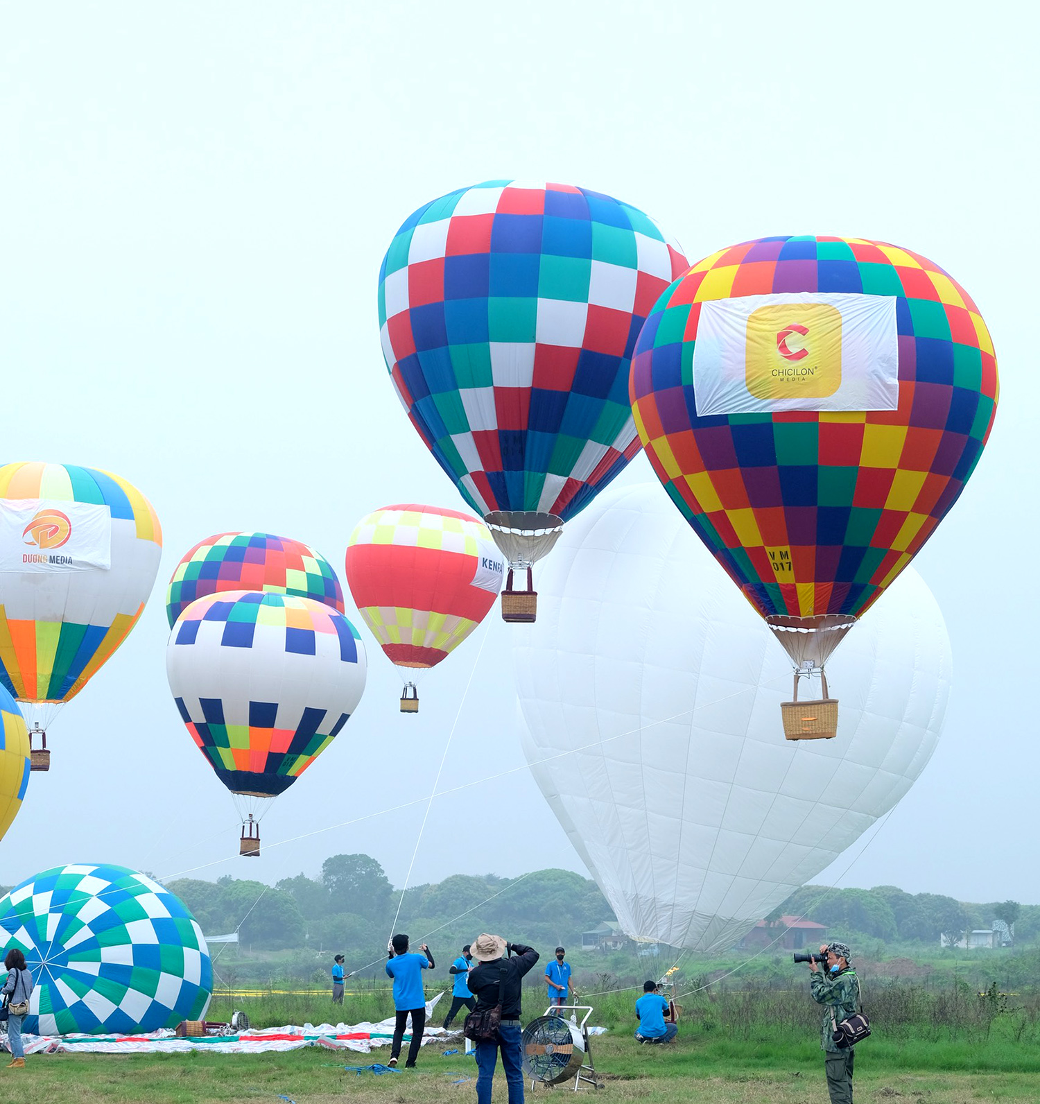 Cũng trong đêm hôm nay, vào lúc 20h, các khinh khí cầu sẽ bay treo thấp trên tuyến phố Đinh Tiên Hoàng, với 10 khinh khí cầu cấp 1 (cao 10m) và 1 khinh khí cầu cấp 7 (cao 22m).