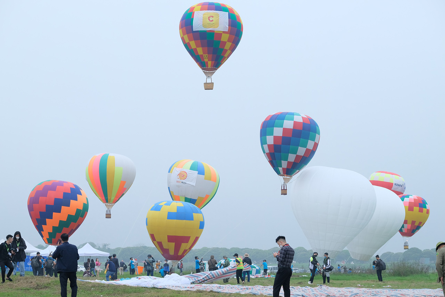 Bầu trời Hà Nội xuất hiện hàng chục khinh khí cầu rực rỡ sắc màu, du khách thích thú chụp ảnh - 9