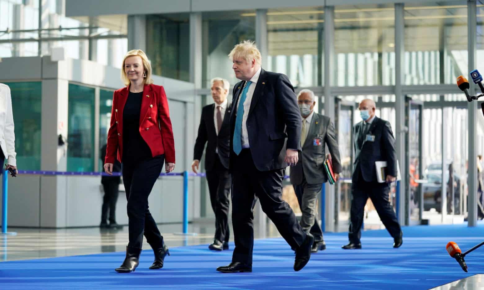 Thủ tướng Anh Boris Johnson tham gia hội nghị thượng đỉnh NATO hôm 24.3 (ảnh: CNN)