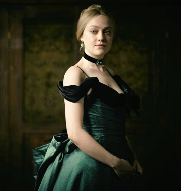 Dakota Fanning khẳng định corset có phần kìm hãm người phụ nữ.