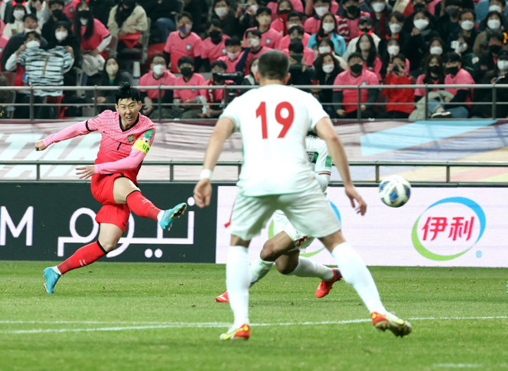 Son Heung Min sút xa đẹp mắt ghi bàn mở tỷ số giúp ĐT Hàn Quốc thắng ĐT Iran 2-0&nbsp;