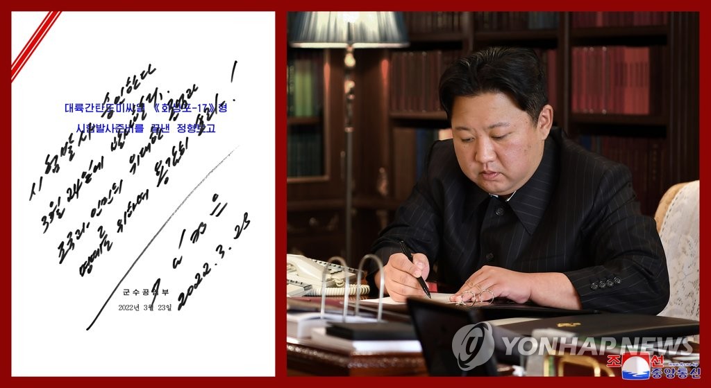 Ông Kim Jong Un viết bản phê duyệt vụ phóng thử tên lửa đạn đạo liên lục địa hôm 24/3.&nbsp;Ảnh: Yonhap News