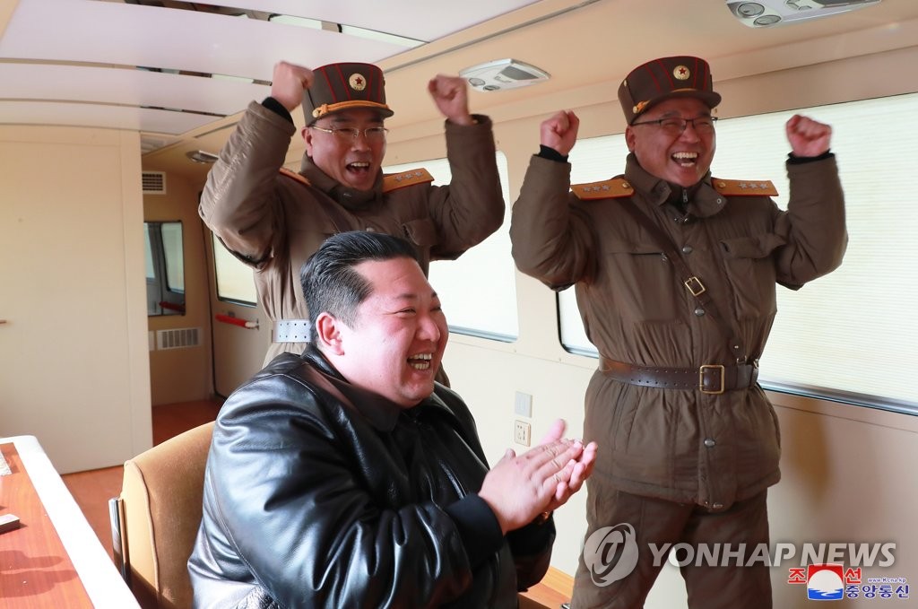 Ông Kim Jong Un vỗ tay ăn mừng vụ phóng thành công tên lửa&nbsp;Hwasong-17 hôm 24/3. Ảnh: Yonhap News