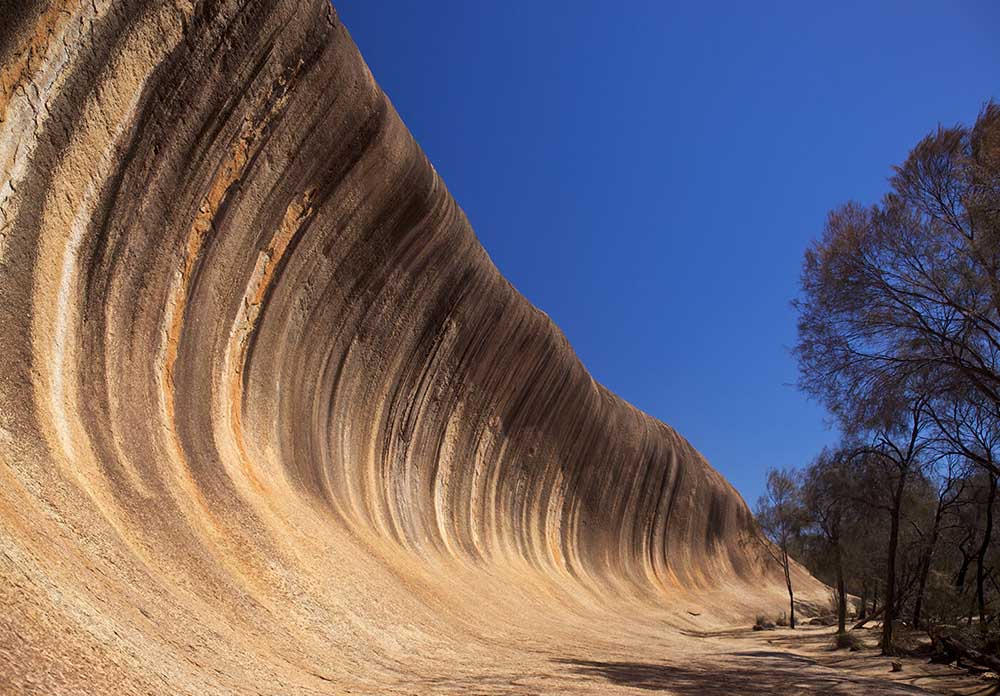 Vách đá ngoạn mục trông như cơn sóng khổng lồ, có niên đại 60 triệu năm - 1