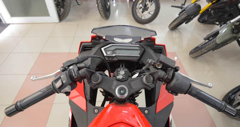 Cụm tay cầm điều khiển nhô cao hơn những mẫu sportbike thuần