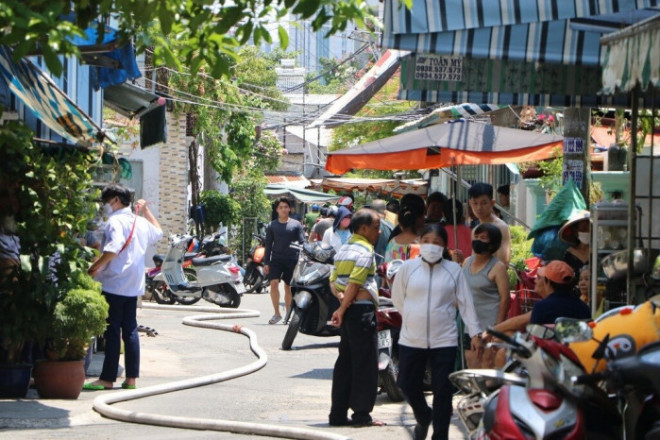 Do đám cháy nằm trong hẻm sâu, cảnh sát phải luồn dây hàng trăm mét để tiếp cận đám cháy.