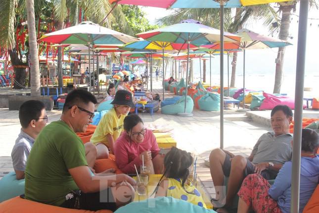 Bãi biển Đà Nẵng bắt mắt. Các hàng quán bố trí bàn, ghế, ô... đầy màu sắc tươi mới.