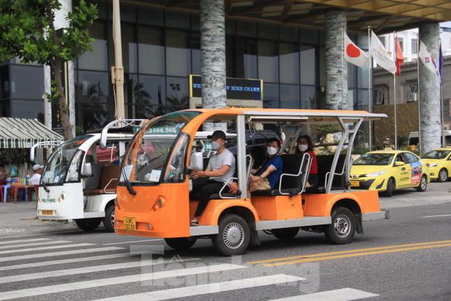 Xe dịch vụ tấp nập trên tuyến đường ven biển. Các khách sạn liên tục đưa đón khách lưu trú đi tham quan, chủ yếu là khách nội địa.