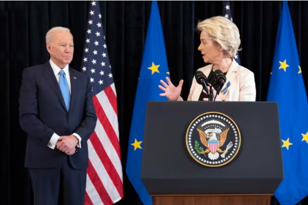 Tổng thống Mỹ Joe Biden lắng nghe Chủ tịch Ủy ban châu Âu Ursula von der Leyen phát biểu tại Brussels, Bỉ, hôm 25/3. Ảnh: AP