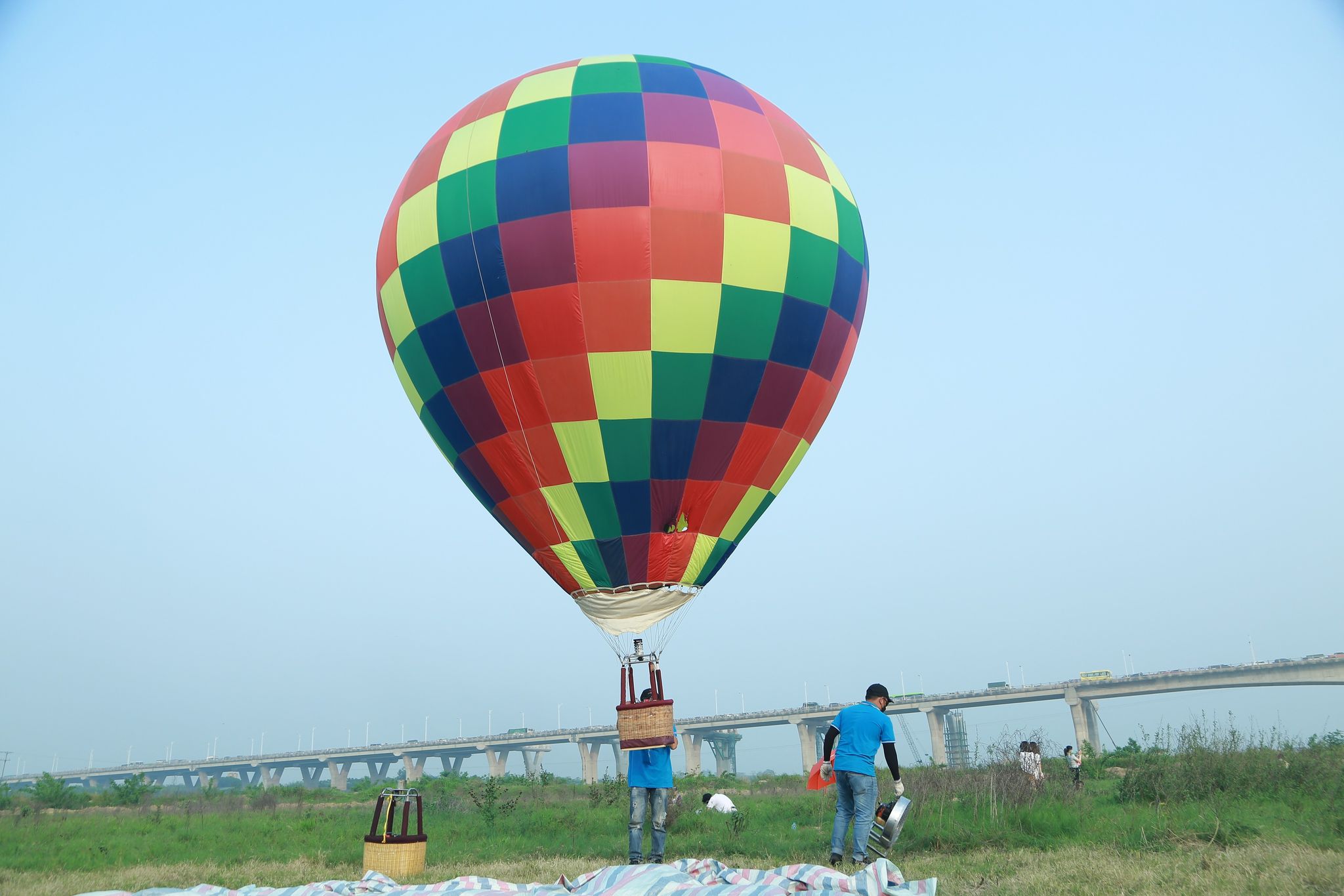 Chị Huyền Anh ở&nbsp; quận Hai Bà Trưng&nbsp;(Hà Nội) cho biết, chị cùng gia đình tới tham gia sự kiện này từ sáng. Sau khi xếp hàng khá lâu, chị Vân mới có thể mua vé trải nghiệm bay cho gia đình nhưng lại vào giờ nghỉ trưa nên đành chờ đến chiều. “Đầu giờ chiều gió to quá nên không bay được gia đình mình phải chờ đến 17h mới có thể trải nghiệm”