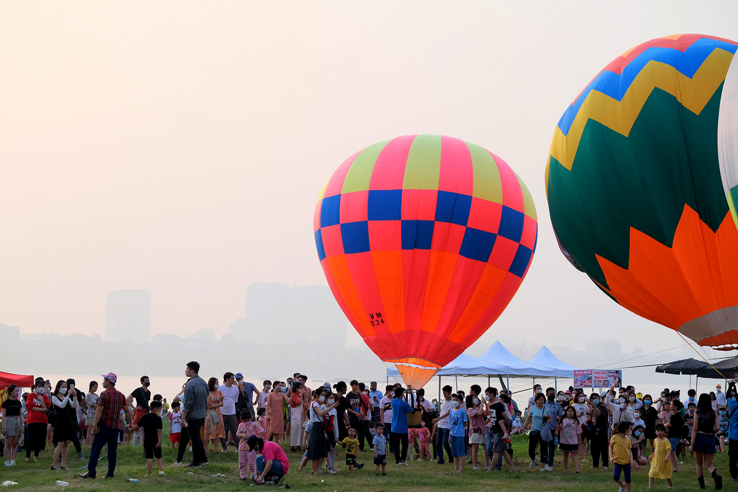 Chiều hôm nay 26/3,&nbsp;hàng ngàn người dân và du khách đã tới tham dự ngày hội khinh khí cầu đang diễn ra tại khu vực vườn nhãn Long Biên.