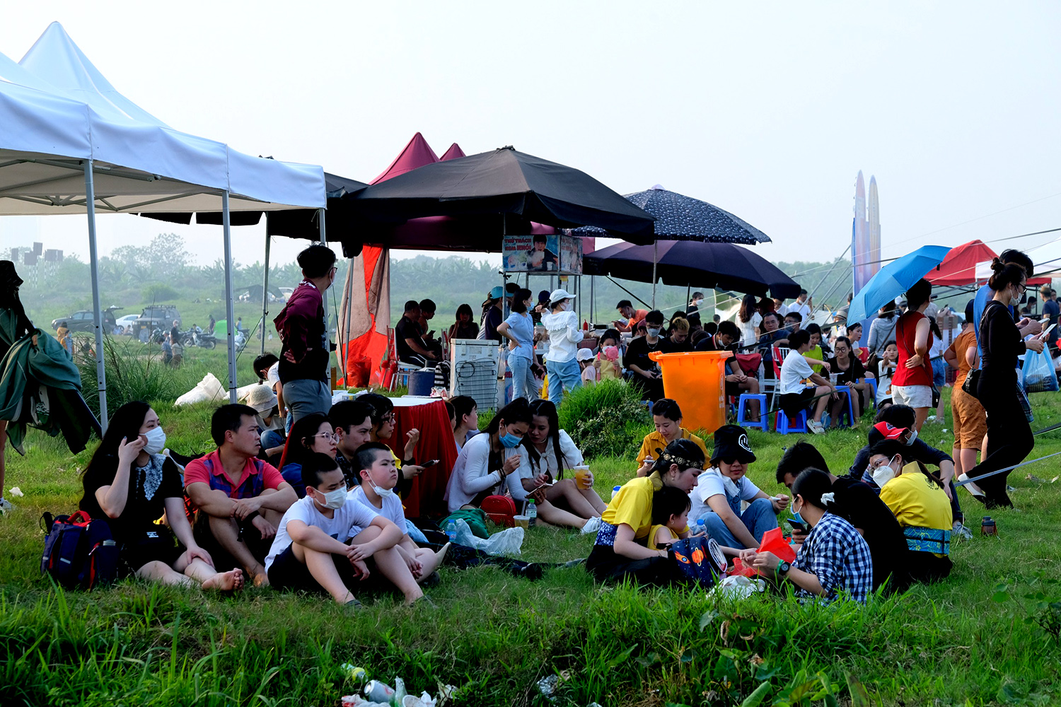 Hà Nội: &#34;Biển người&#34; vạ vật trong nắng nóng chờ check-in cùng dàn khinh khí cầu - 13