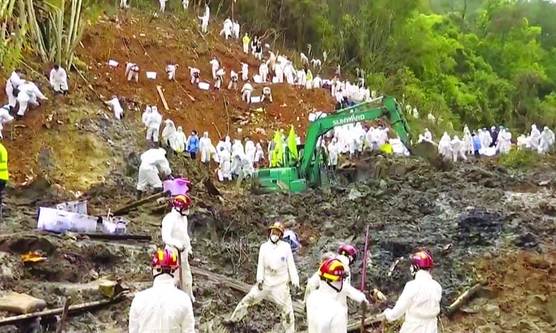 Lực lượng cứu hộ và tìm kiếm làm việc tại hiện trường vụ rơi máy bay Trung Quốc ở thành phố Ngô Châu, khu tự trị Choang Quảng Tây. Ảnh: VCG