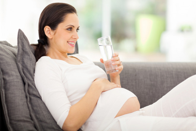 Phụ nữ mang thai cần uống nhiều nước hơn.