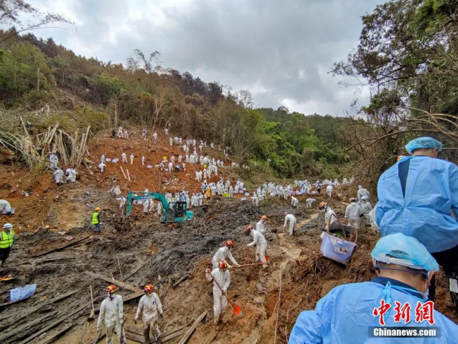 Lực lượng tìm kiếm tại hiện trường máy bay rơi. Ảnh: China News