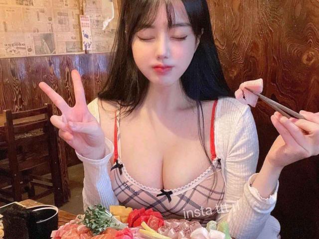 Nữ sinh trường tư thục top 1 Hàn Quốc hút chú ý vì thời trang tôn vòng 1 đi ăn hàng
