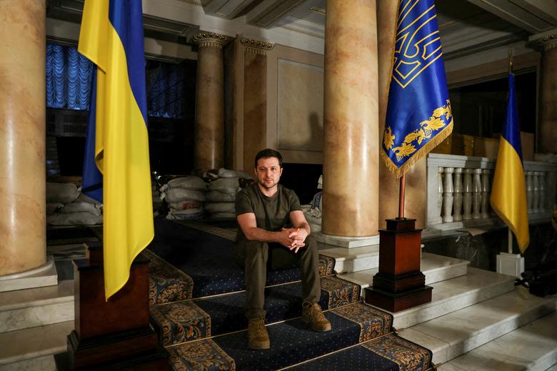 Tổng thống Zelensky – người được truyền thông phương Tây ca ngợi là “linh hồn của Ukraine – trong nơi ở bí mật tại Kiev hôm 1.3 (ảnh: Reuters)