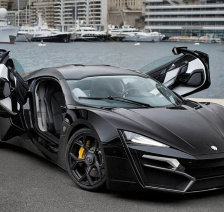 Sự đặc biệt của Lykan HyperSport đến từ thiết kế sang trọng đẳng cấp, đi cùng động cơ siêu khủng: bộ tăng áp kép, công suất đạt 750 mã lực và mô-men xoắn cực đại 960 Nm. Xe có khả năng tăng tốc từ 0 lên 100 km/h trong 2,8 giây và vận tốc tối đa đạt 395 km/h.
