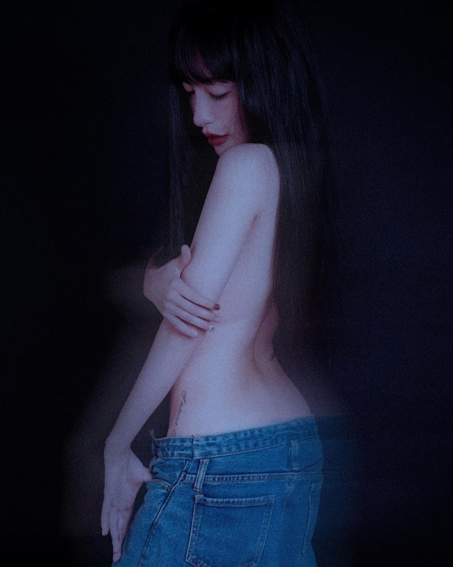 Trong bức ảnh bán nude mới đăng tải, Elly Trần để lộ hình xăm nhỏ chạy dọc hông cạnh vị trí nhạy cảm khiến nhiều người tò mò.

