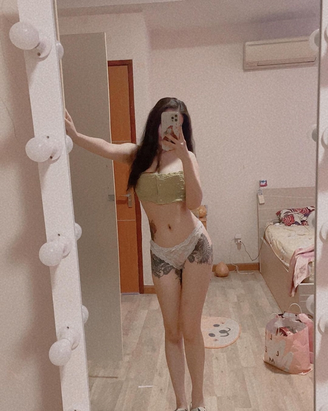 Do vị trí vẩy mực ở chỗ nhạy cảm, khi mặc trang phục ngắn hay như bikini, Linh Miu mới có cơ hội khoe hình xăm trên cơ thể.
