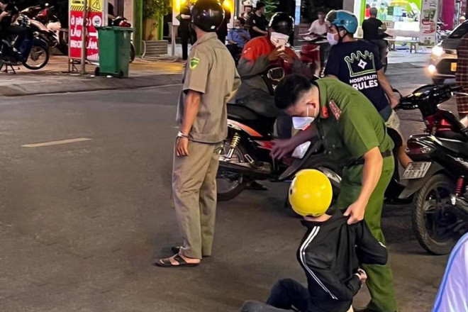 Trước đó, Tuấn và Lộc chạy xe máy cướp giật điện thoại thì bị hai cô gái truy đuổi, khống chế. Ảnh: CA