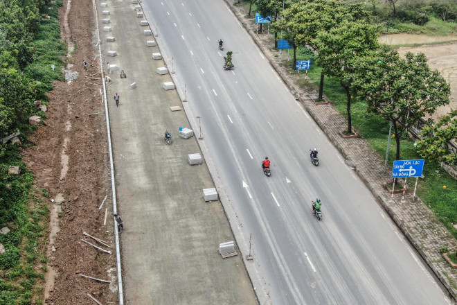 Đại lộ Thăng Long có chiều dài 29km, chiều rộng trung bình 140m, có những đoạn được mở rộng lên tới 16 làn xe.