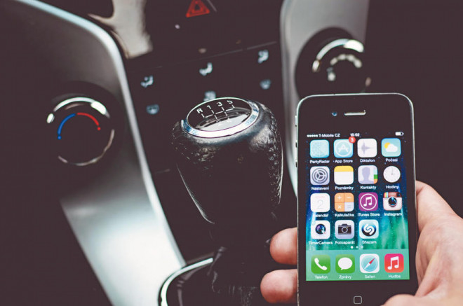 Người lái xe sử dụng điện thoại có thể bị phạt đến hơn 30 triệu đồng. Ảnh: AUTOCAR