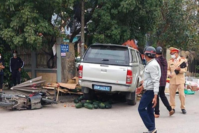 Ngay sau khi xảy ra vụ tai nạn nghiêm trọng, Công an TP Thanh Hóa vào cuộc điều tra, đưa người đi cấp cứu. Ảnh: Đ.T