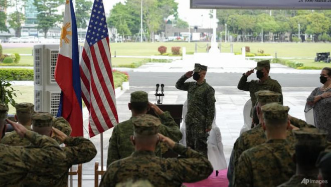 Các binh sĩ Philippines và Mỹ chào cờ trong lễ khai mạc cuộc tập trận quân sự chung "Balikatan" tại TP Quezon, Philippines vào ngày 28-3. Ảnh: AP